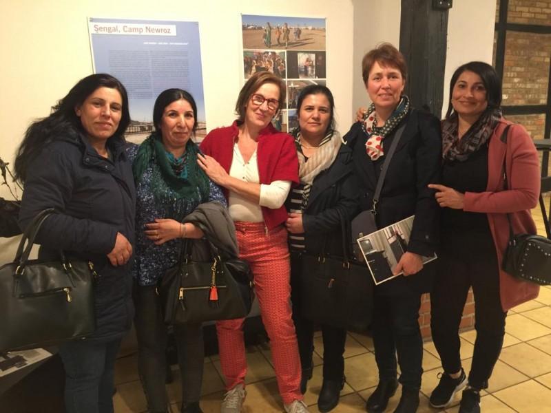 Besuch-der-Frauen-von-Rojava-Ausstellung
